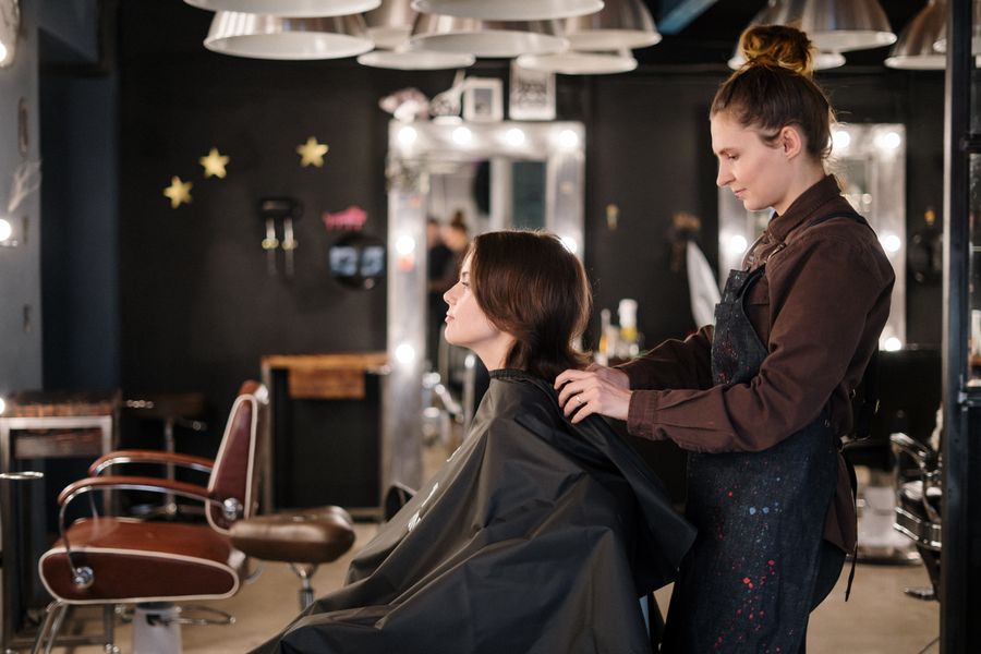 Coiffeuse avec une cliente dans son salon