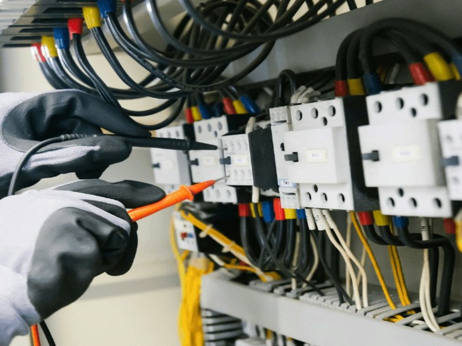 Électricien testant un tableau électrique