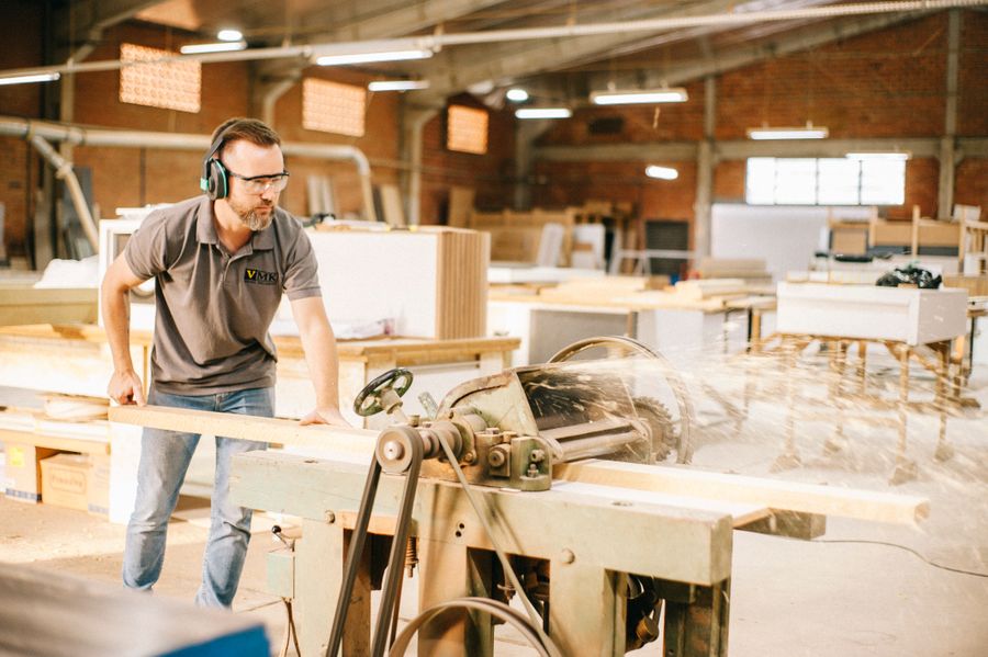 Menuisier au travail dans son atelier